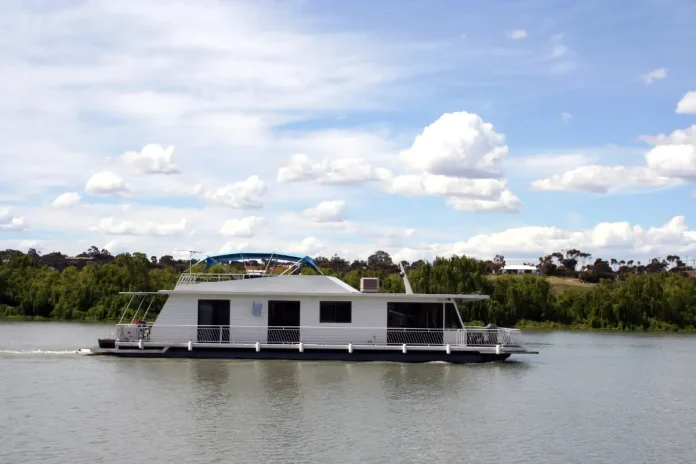 Houseboat Insurance vs. Traditional Boat Insurance What You Need to Know